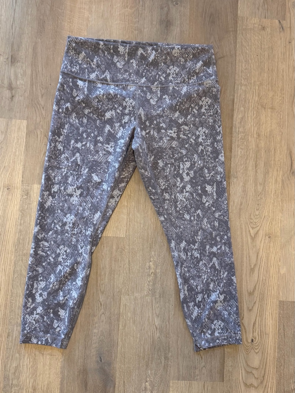 Lululemon Size 16 Gray Snakeskin Print High Rise Crop Leggings